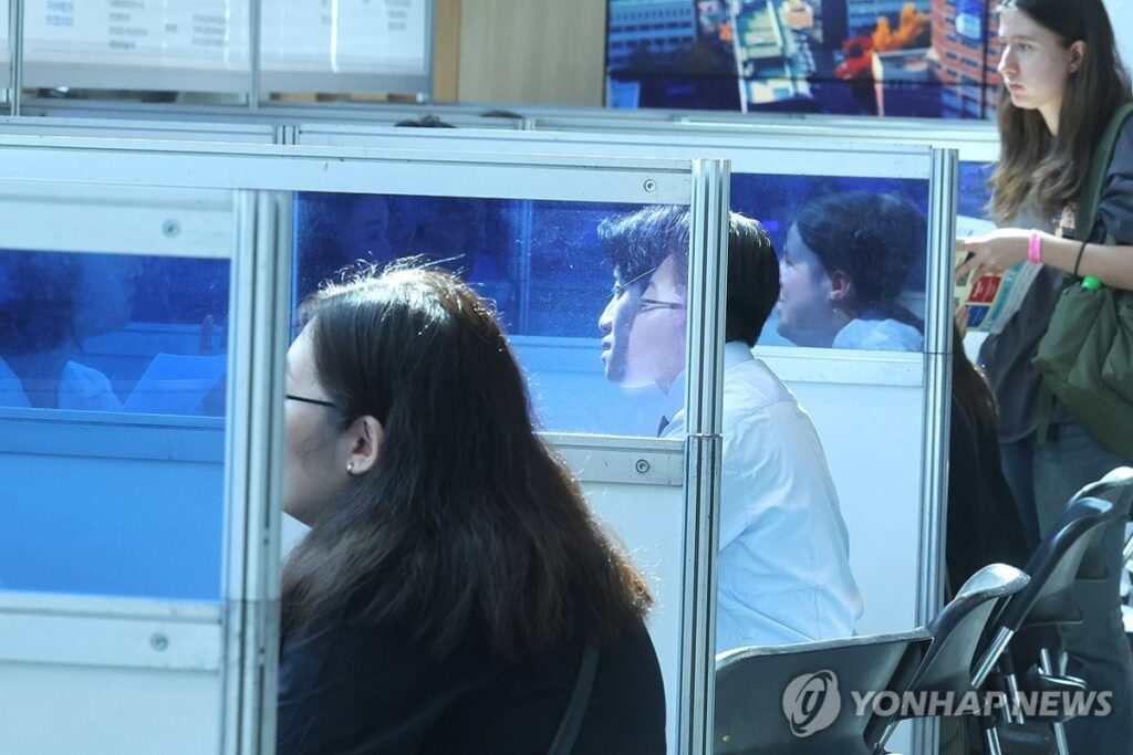 뭉칫돈 싸들고 한국 왔는데 "이렇게 떠나야한다니"…외국인들 '난리'난 이유가 4 유학생