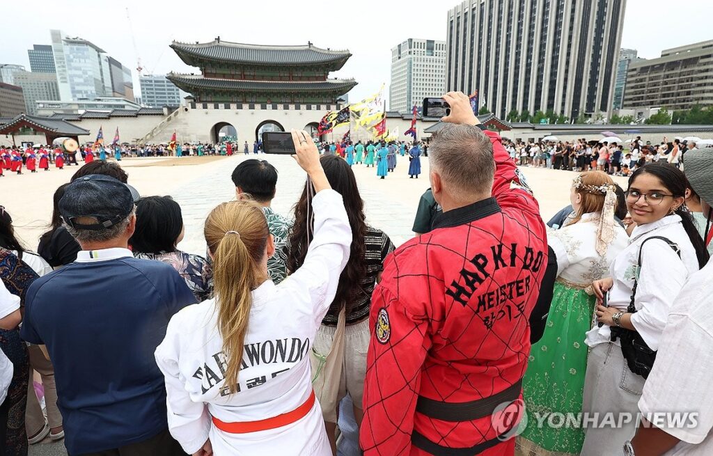 한국 관광 뭐가 문제? "이러니 한국 안 온다"...240만 유튜버도 참지 못하고 '결국' 6 관광객
