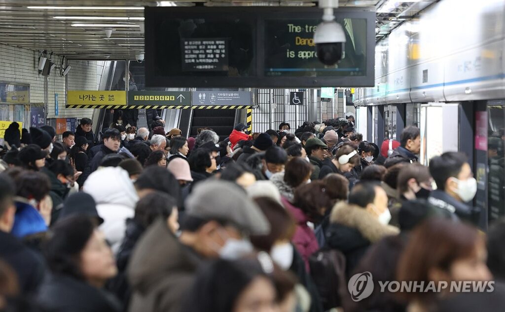 가장 믿었던 제도였는데…"44년 만에 흔들?" 심상치 않은 흐름에 5060 '깜짝' 5 지하철 요금 추가 인상