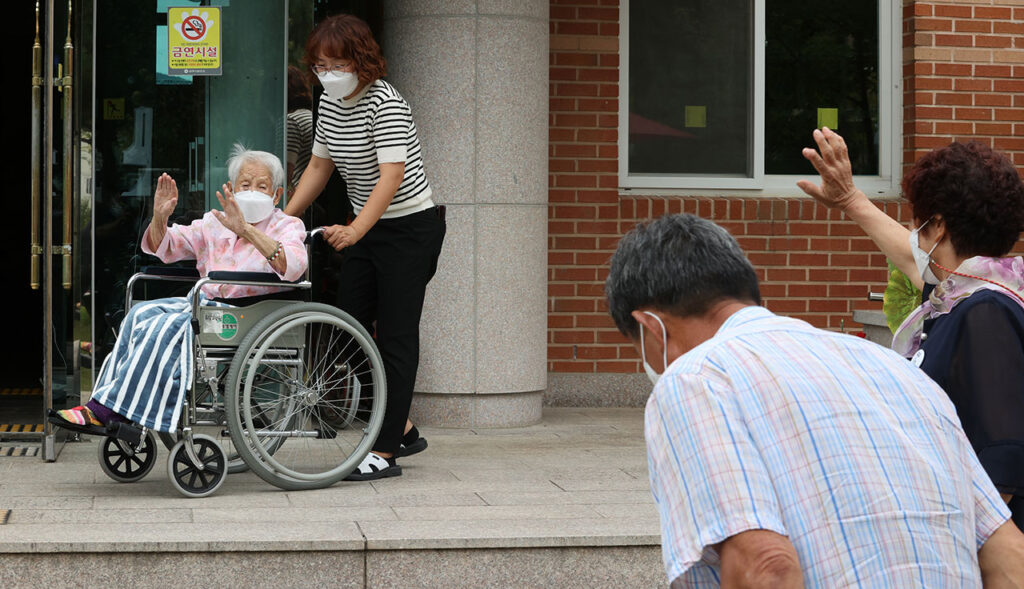 정부만 믿었는데 "혜택도 못 받고..." 벼랑 끝에 선 고령층들, 무슨 일? 3 노인 장기요양 신청