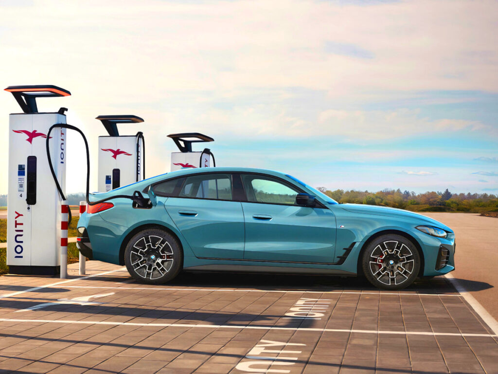 해외서 극찬 받더니 "드디어 한국 땅 밟았다"…고성능 전기차, 이건 반칙인데? 1 BMW Launches New i4 M50 xDrive