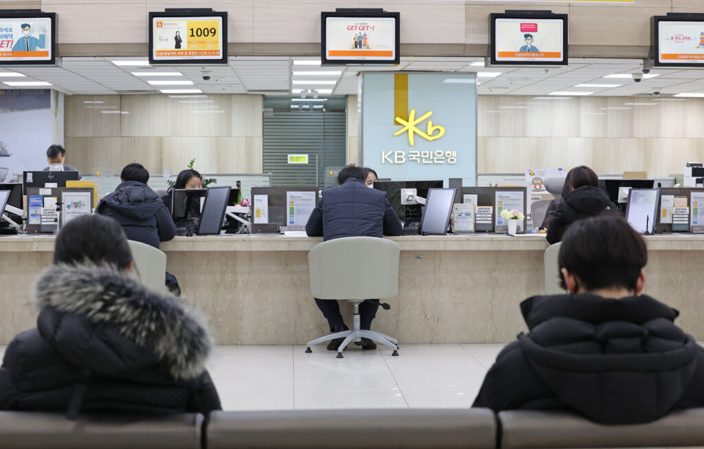 "여보, 지금이 마지막 기회래"… 한 달 새 8조 5천억 몰린 '이곳', 왜? 3 은행 자금 유입