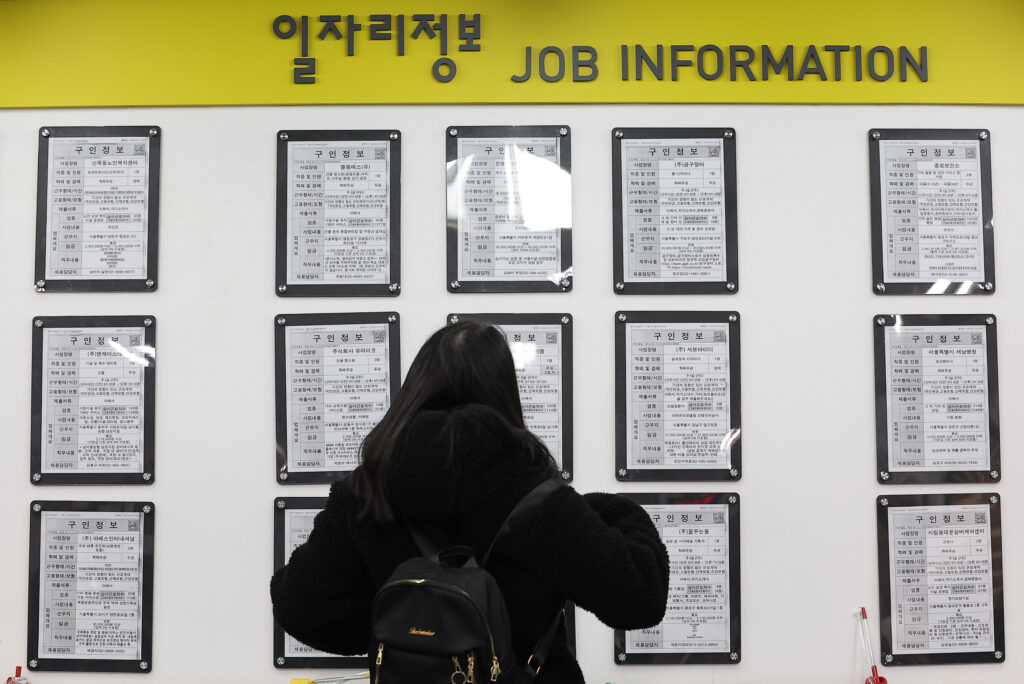 "자식 농사 죽어라 지었는데"…12년 만의 최대폭에 ‘한숨’ 쉬는 부모들, 왜? 2 20대 후반 취업자 감소