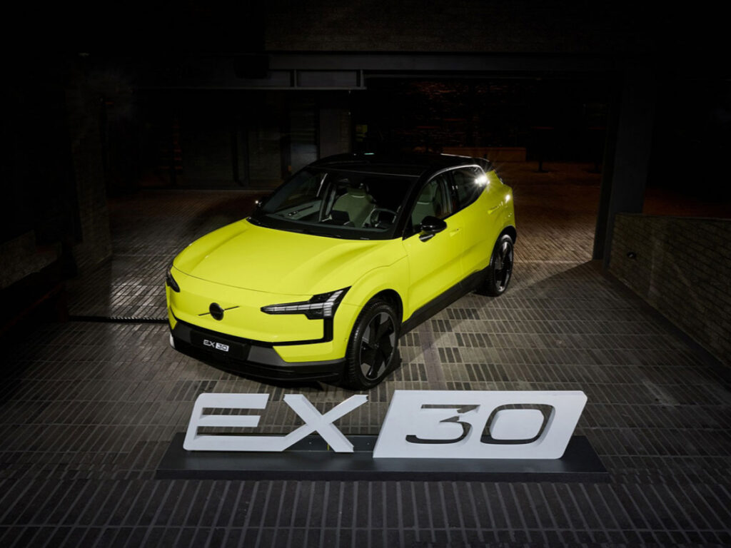 "수입 전기차 1위라더니 역시"…예뻐서 홀린 듯 쳐다봤다는 車, 서울 한복판 출몰 2 EX30 Morse Yellow Edition unveiled (2)