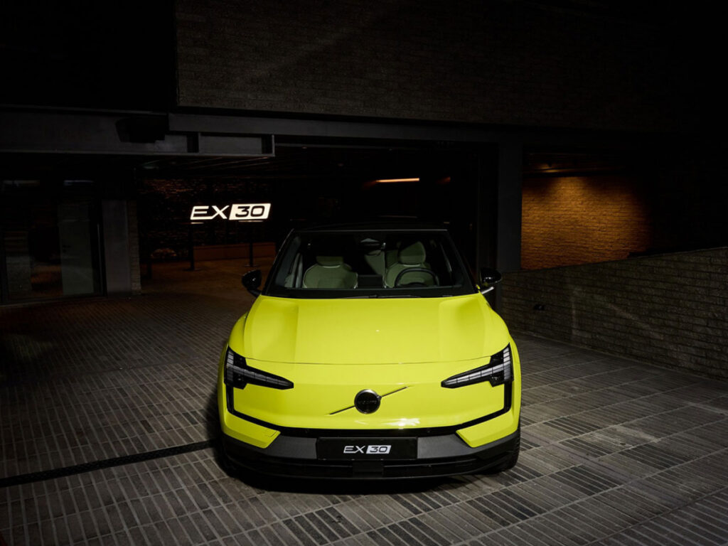 "수입 전기차 1위라더니 역시"…예뻐서 홀린 듯 쳐다봤다는 車, 서울 한복판 출몰 4 EX30 Morse Yellow Edition unveiled (4)