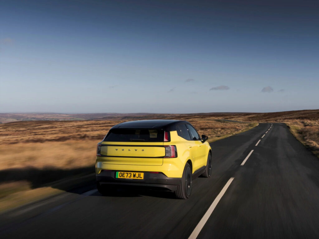 "수입 전기차 1위라더니 역시"…예뻐서 홀린 듯 쳐다봤다는 車, 서울 한복판 출몰 6 EX30 Morse Yellow Edition unveiled (6)