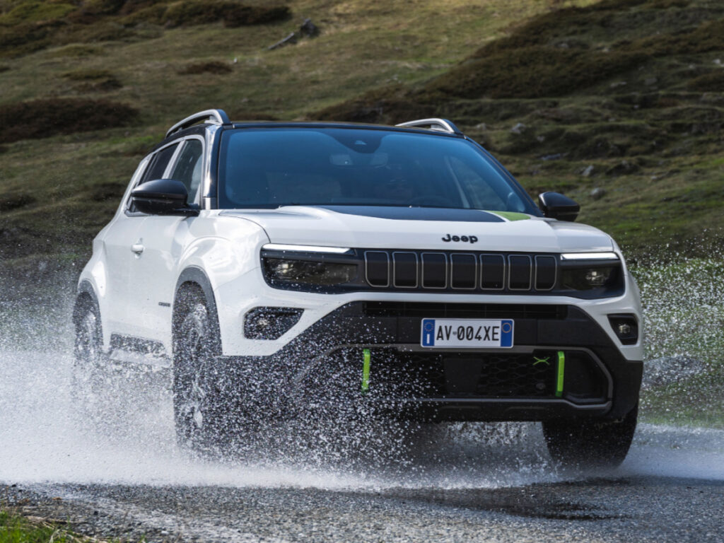 전기차로 잘 나가던 소형 SUV "마침내 하이브리드로 등장"...가격·성능 모두 잡았다 2 Jeep Avenger 4XE launches in Europe (2)