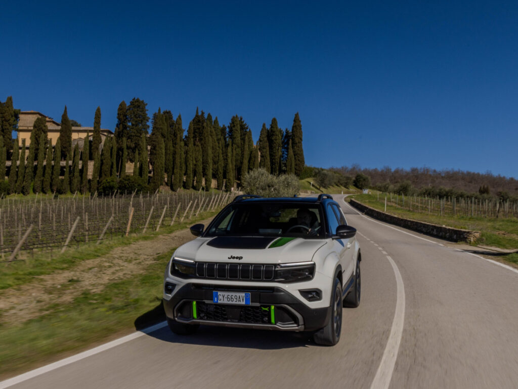 전기차로 잘 나가던 소형 SUV "마침내 하이브리드로 등장"...가격·성능 모두 잡았다 3 Jeep Avenger 4XE launches in Europe (3)