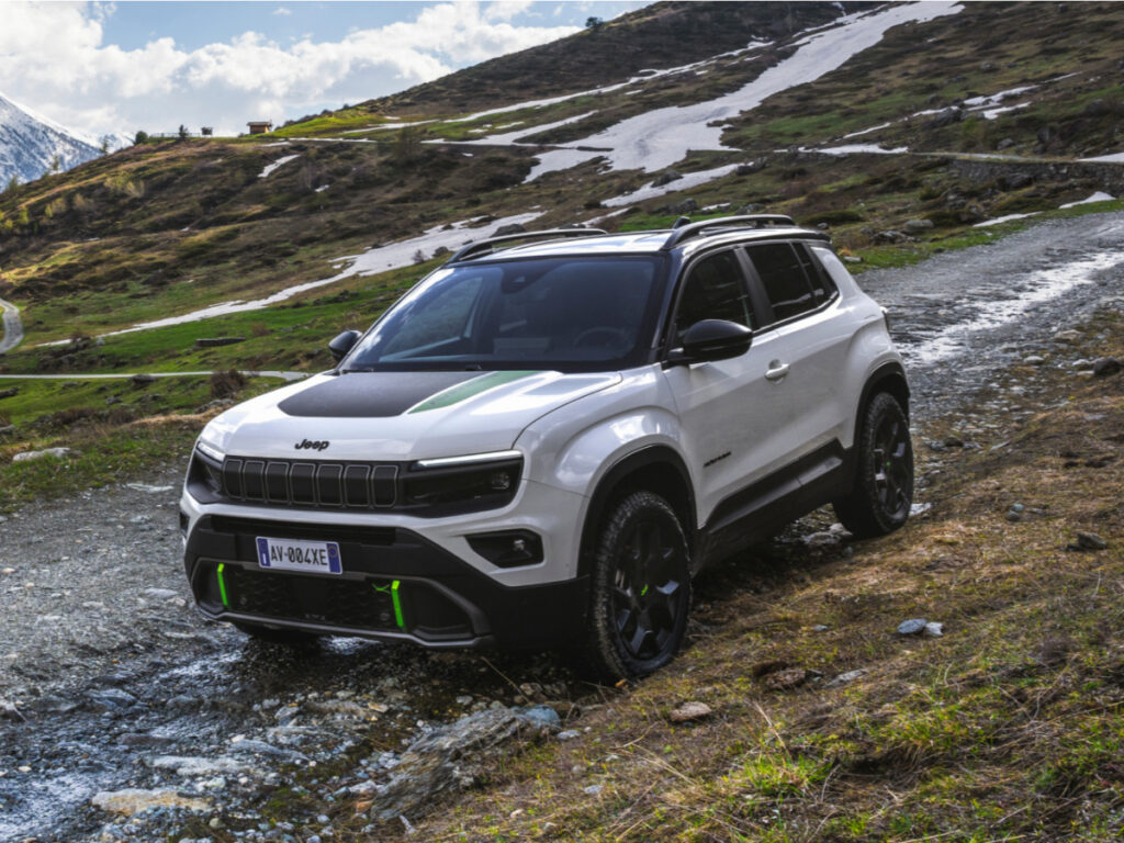 전기차로 잘 나가던 소형 SUV "마침내 하이브리드로 등장"...가격·성능 모두 잡았다 4 Jeep Avenger 4XE launches in Europe (4)