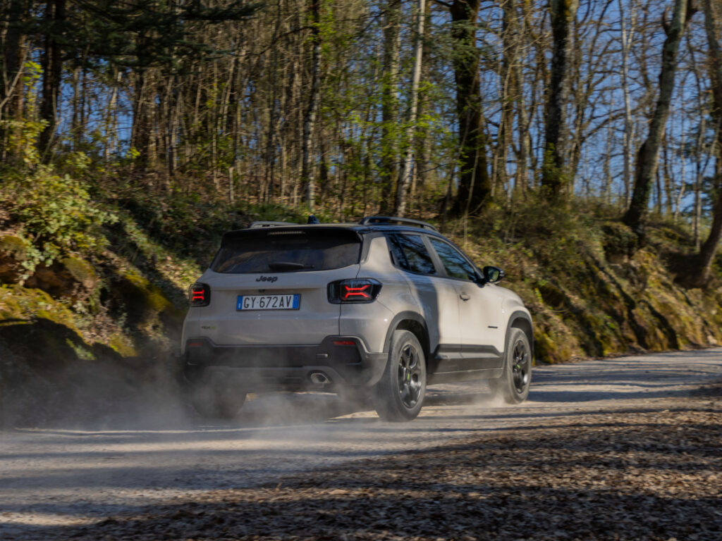 전기차로 잘 나가던 소형 SUV "마침내 하이브리드로 등장"...가격·성능 모두 잡았다 6 Jeep Avenger 4XE launches in Europe (6)