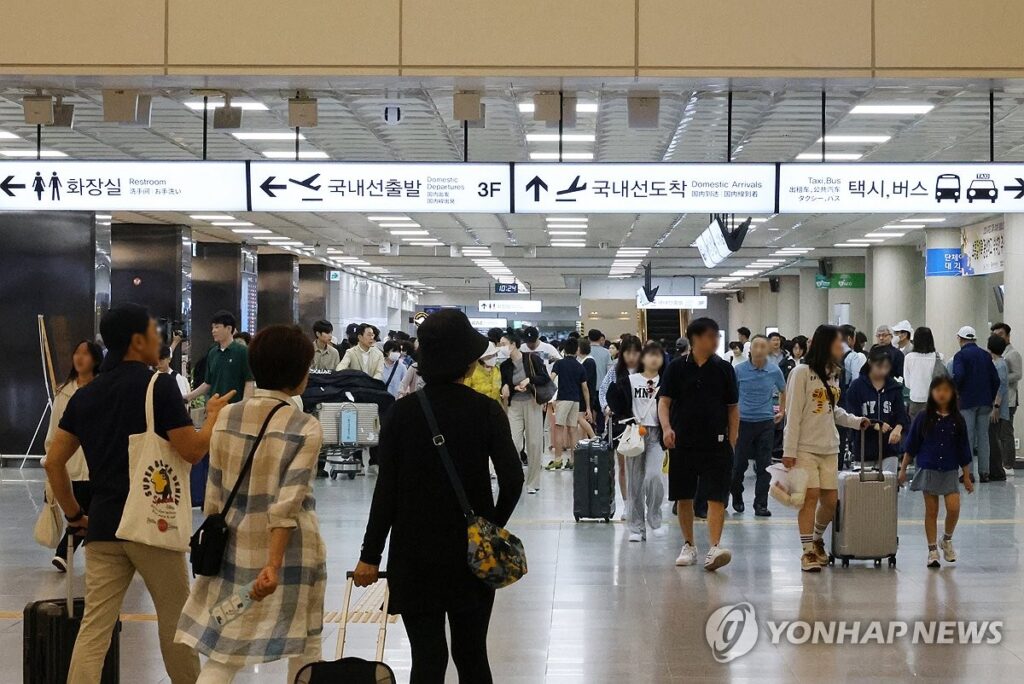 "여행 오면 10만 원 그냥 준다니..." 제주도의 파격 제안, 알고 보니 '이것' 노렸다 3 제주 여권 발급비 지원