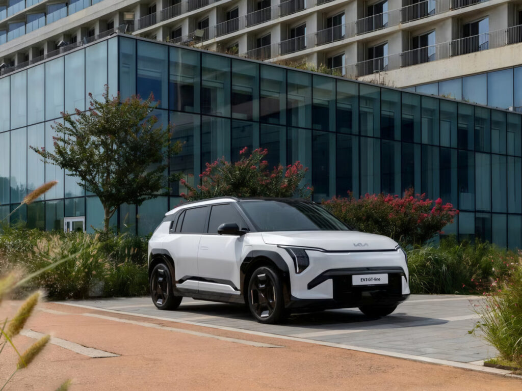 도로에 쫙 깔리더니 "벤츠도 BMW도 제쳤다"…판매량 1위, 세계에서도 인정받았다 3 Kia EV3 World Car of the Year (3)