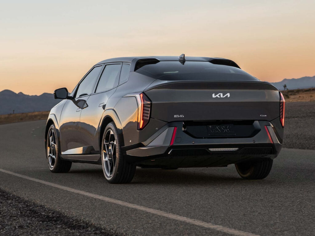 "모델3 겨냥한 국산 전기차 자존심"…본토에서 제대로 한 판 붙는다 5 Kia EV4 US market unveiling (5)