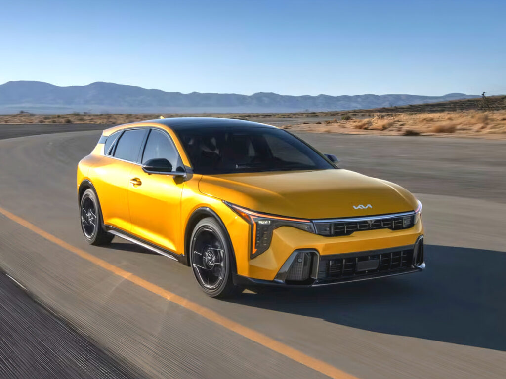 "그동안 봐온 기아차가 아니다"…갑자기 달라진 모습에 반응 '초대박' 3 Kia K4 hatchback unveiled (3)