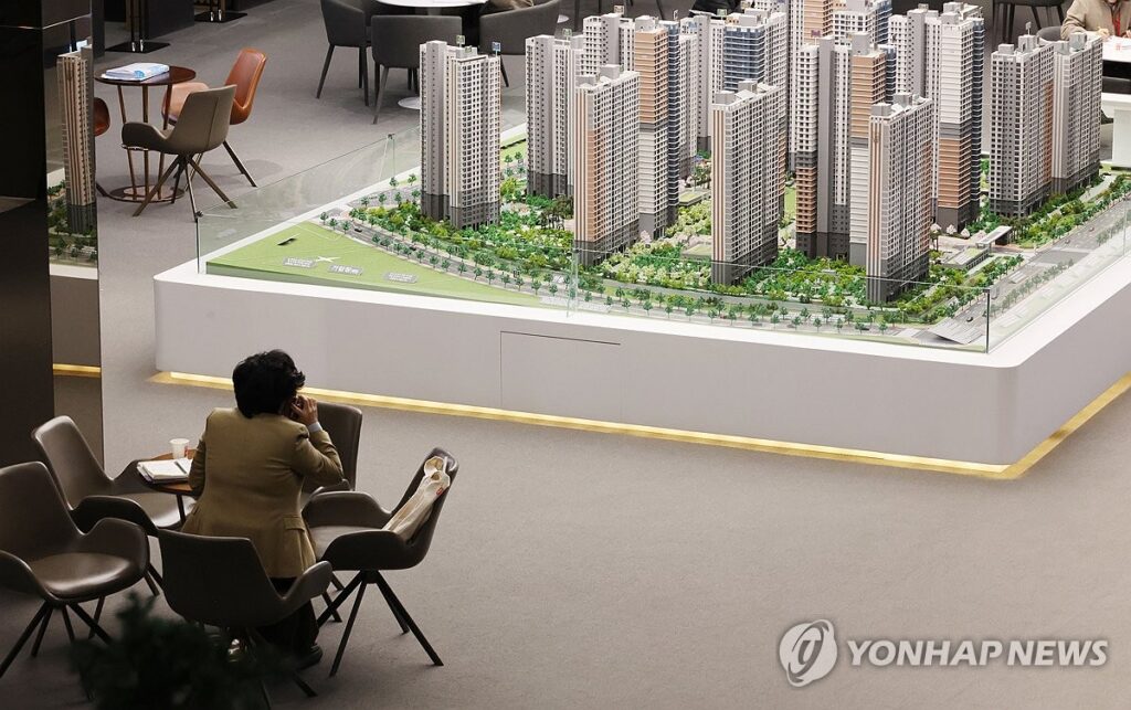 땅 팔아서 돈 쓸어담는데 "이대로 괜찮나?"...우려 섞인 시선 받는 LH, 왜? 3 LH 부채 폭탄