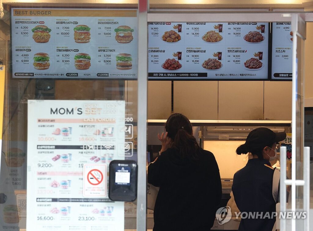 한국의 맛 고집하더니 “결국 맥도날드도 제쳤다?”…외국인 입맛 뒤흔든 K-푸드의 반전 3 맘스터치 매출 돌파