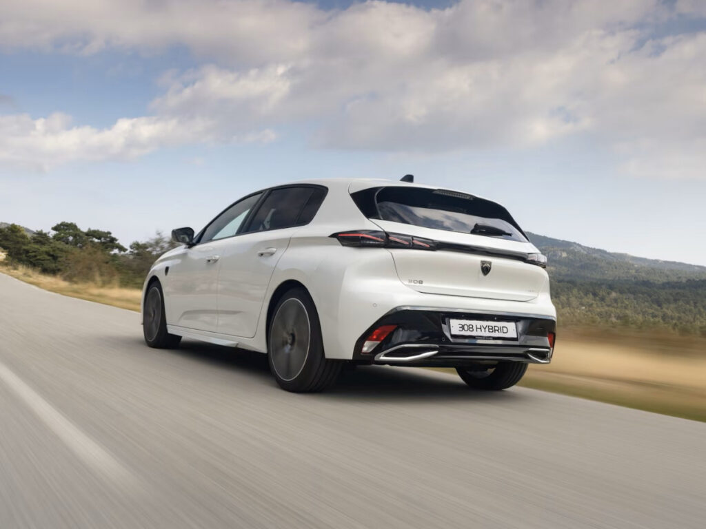기름값 걱정 끝 "전기로만 50% 달린다"…한국 땅 밟는 3천만 원대 '수입차' 6 Peugeot 308 Smart Hybrid unveiled (6)
