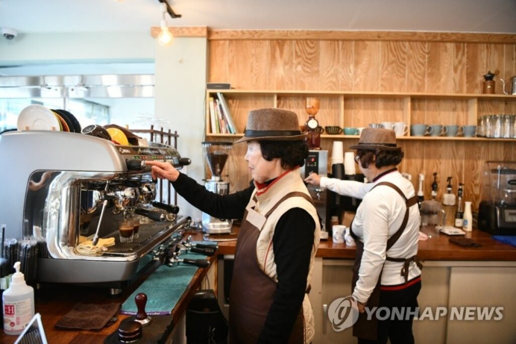 노인 빈곤 해결책? “일본은 다르다던데”…놀라운 한국은행 보고서, 노년층들 ‘이목집중’ 4 노인