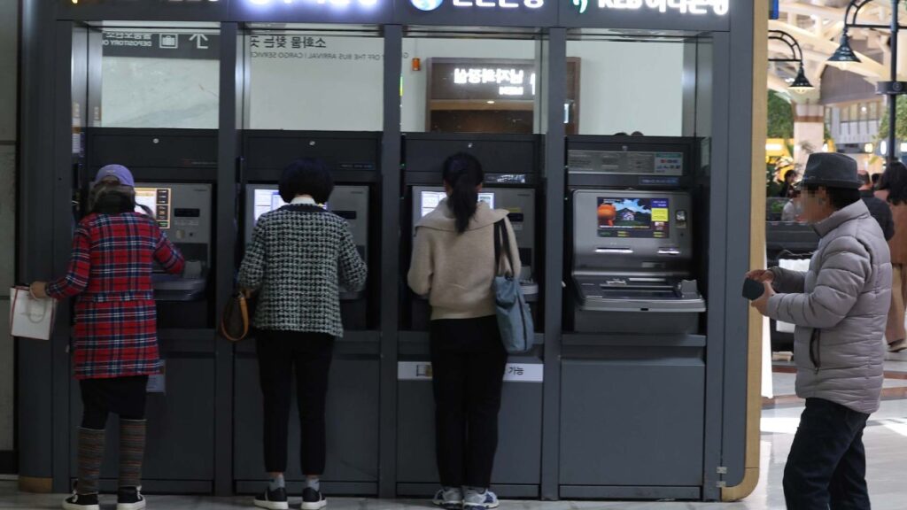 최후의 보루였는데 "이 상태로 돈 벌면 뭐해요"…벼랑 끝 위기에 '패닉' 4 카드론 금리 상승