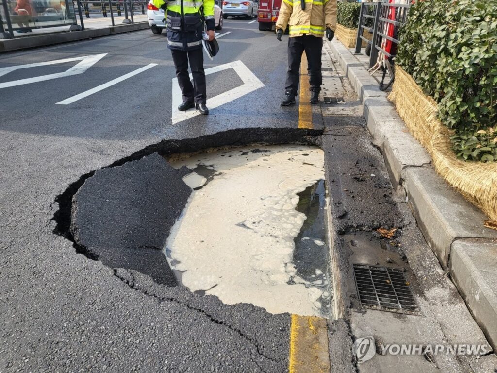 "서울, 부산 가릴 것 없이 '지뢰밭'으로…" 도심 곳곳서 터진 '이것', 대체 왜? 4 서울 부산 땅 꺼짐