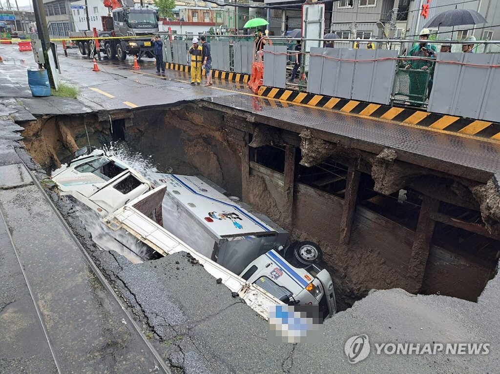 "서울, 부산 가릴 것 없이 '지뢰밭'으로…" 도심 곳곳서 터진 '이것', 대체 왜? 2 서울 부산 땅 꺼짐
