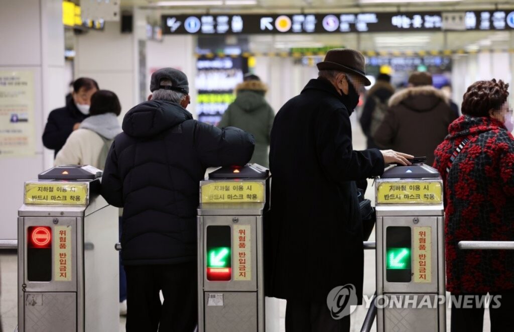 노인들 지하철 무임승차? "한계에 직면했다"…옆나라 일본은 어떤가 봤더니 5 지하철