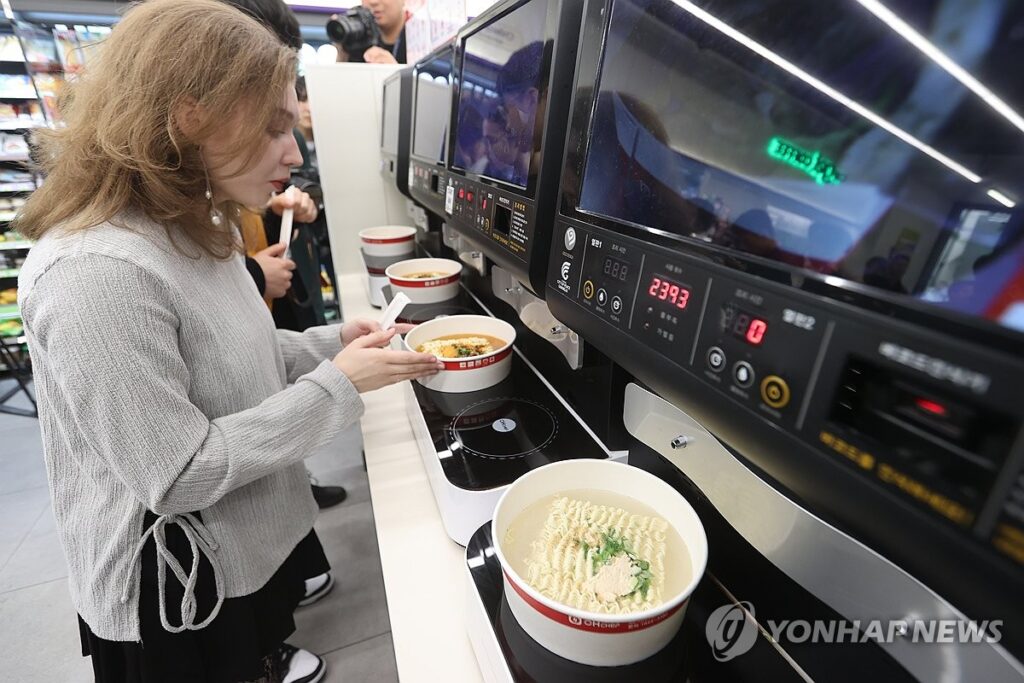 70년 전 "밥 대신 먹던 시름"…이젠 세계인 줄 세운 'K-간식'? 정체가 뭐길래 4 신라면 분식 마추픽추