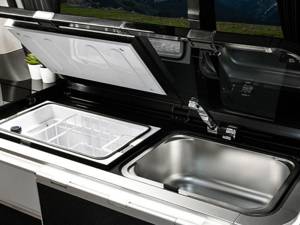 "움직이는 호텔이네"…하이브리드까지 탑재한 '캠핑카', 가격이 무려? 3 Staria Lounge Camper Hybrid Pricing (3)