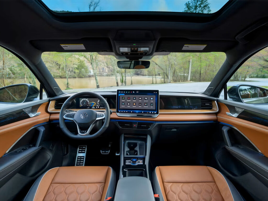 BMW·벤츠에도 안 밀리는 '고성능 SUV'…역대급 성능에 럭셔리까지 '완벽 진화' 6 Volkswagen Tiguan SEL R-Line Turbo (6)