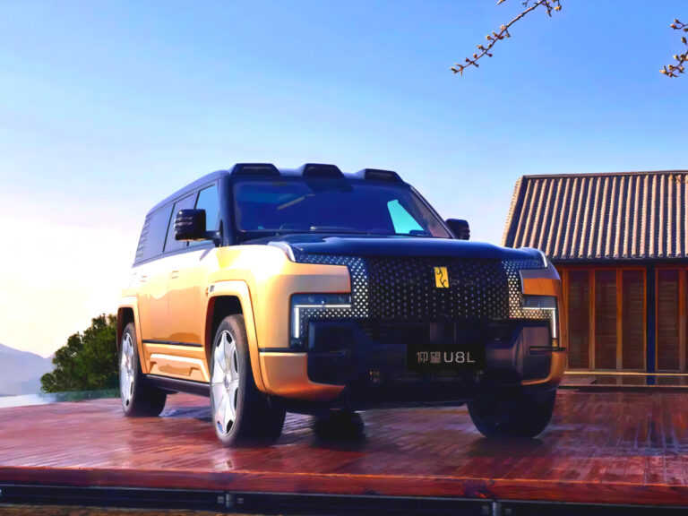 YangWang PHEV SUV U8L unveiled