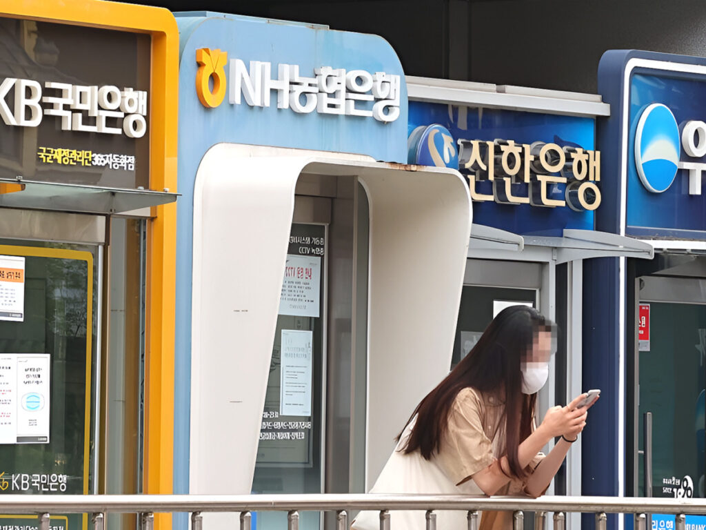 “이러면 우린 어떡하라고”…은행 앞 눈물 흘리는 노년층들, 왜 그런가 봤더니 '맙소사' 1 은행