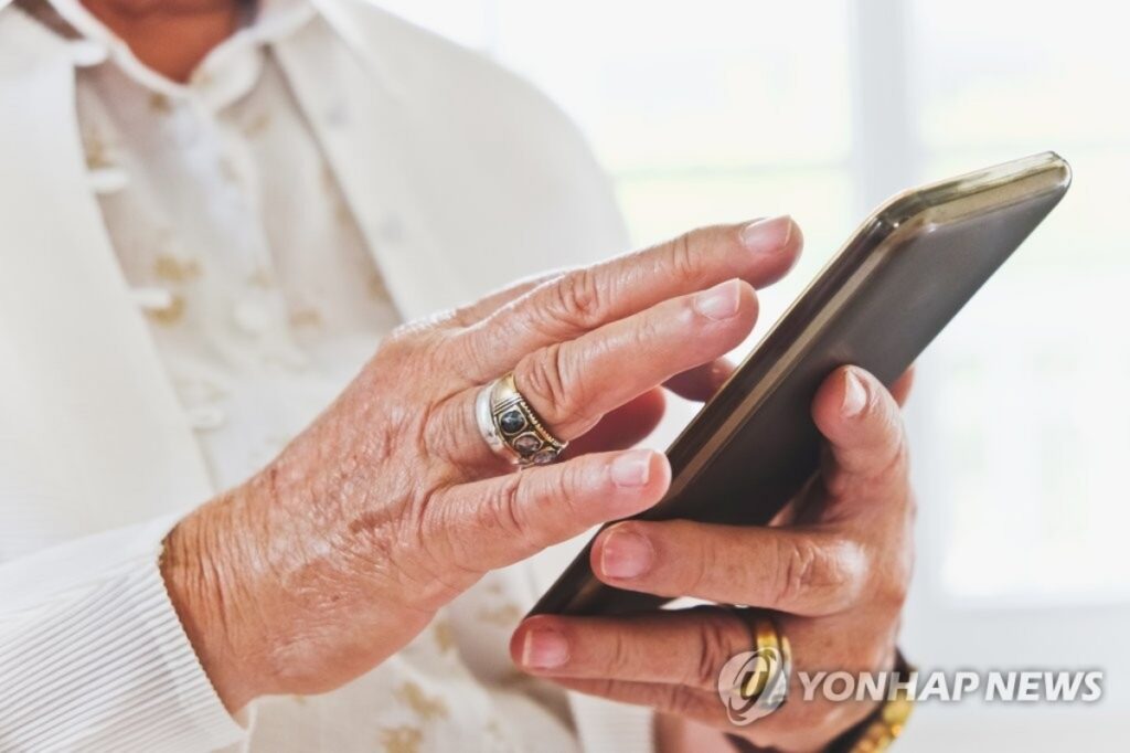 “이러면 우린 어떡하라고”…은행 앞 눈물 흘리는 노년층들, 왜 그런가 봤더니 '맙소사' 3 은행