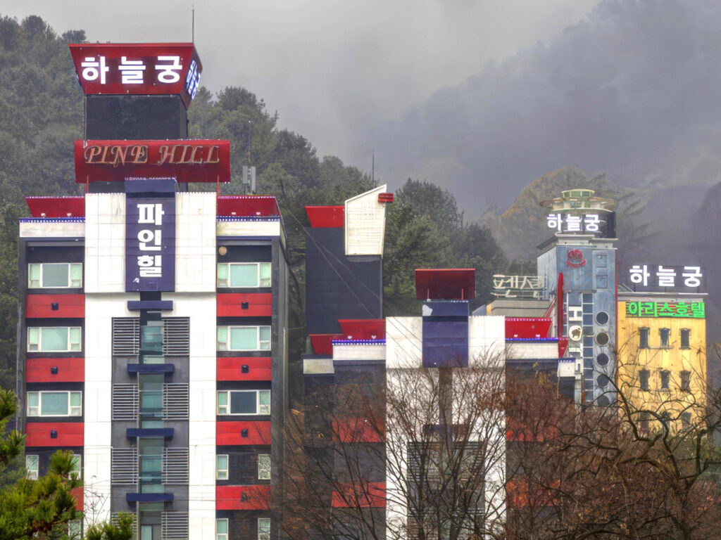 “매월 국민에게 150만원 지급?” ’하늘궁 총재’…이번 선거 모습 감춘 이유가 1 하늘궁 총재
