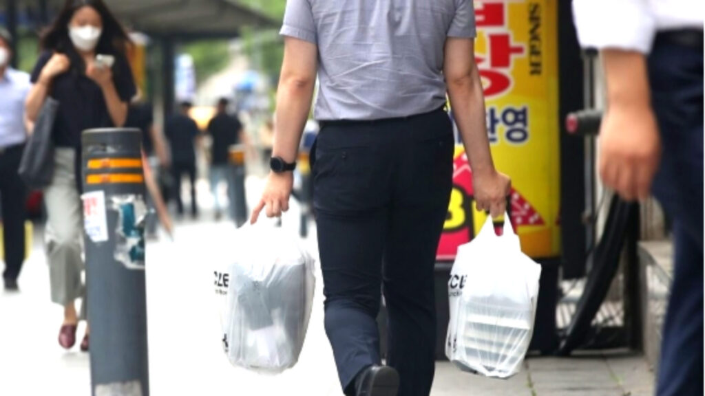 2주 만에 주문량 '폭발' "배달시장 대격변 시작됐다"...사람들 '열광'하는 이유가 1 1인 가구 배달 부담