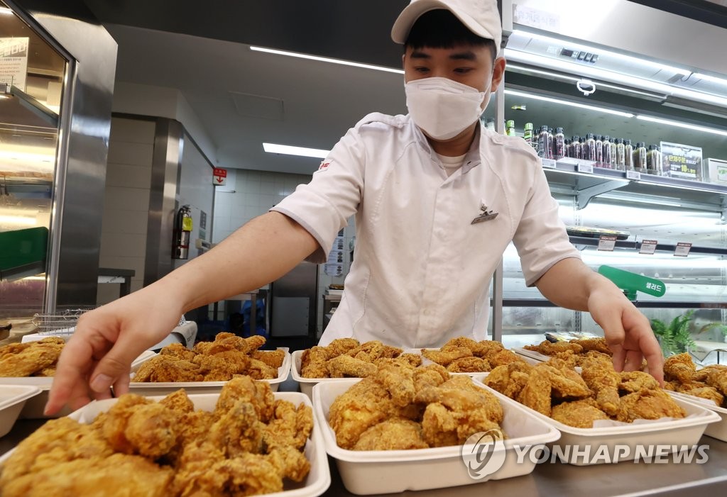 "요즘 메뉴가 왜 이래요?", "줄 서도 못 먹어"...학교도 기업도 '아우성' 3 국내 치킨 시장
