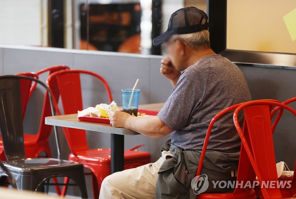 "요즘은 자식도 필요 없어요"…확 달라진 부모들, '이것' 택했다 2 노인 돌봄 풍경