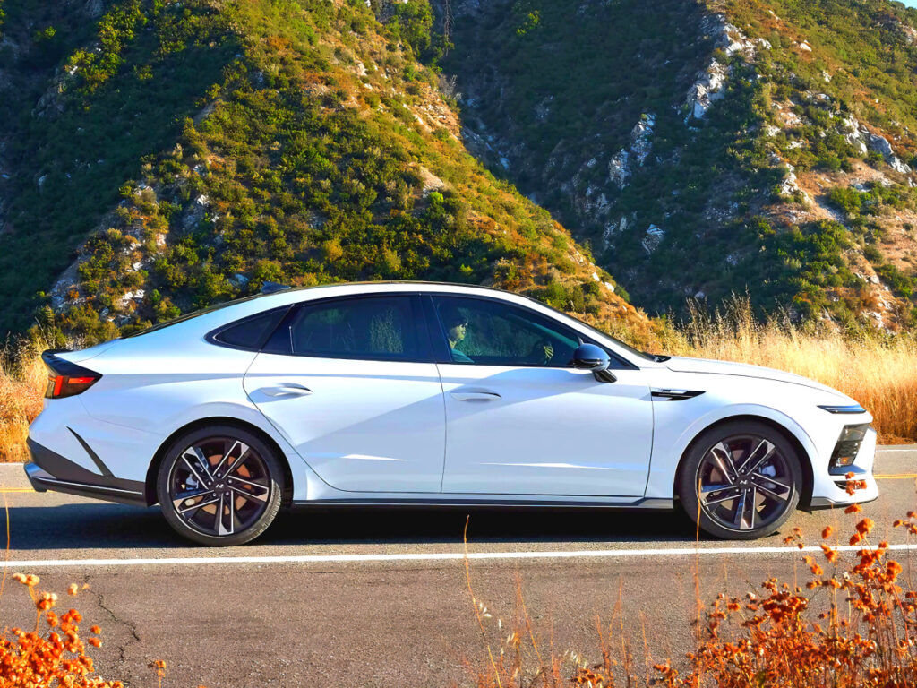 2천만 원대로 떨어진 '국민 중형 세단'…망설이던 소비자들 지금이 '기회' 1 Hyundai Sonata 2025 April Discounts