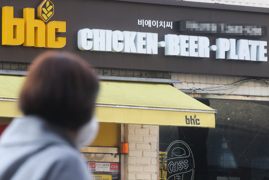 "국민 간식? 다 끝났다" 업계 1위 결단에 등 돌린 국민들, 무슨 일? 2 치킨값 자율가격제 도입