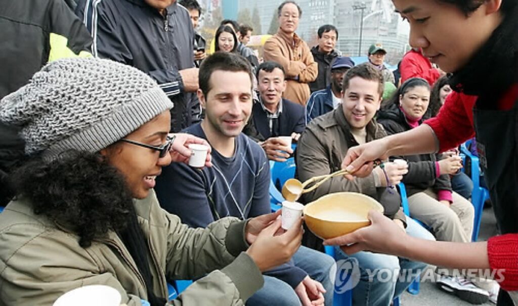 한번 맛 본 외국인들 '깜짝' "이게 대체 뭐에요?"…초대박 나자 100배 '껑충' 5 한국 막걸리 성공 신화