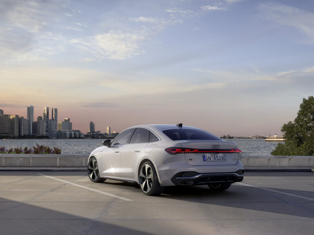 "한국서 벤츠·BMW를 이긴다고?"...아우디가 내놓은 신형 세단, 판도 뒤집나 6 The new Audi A5 (6)