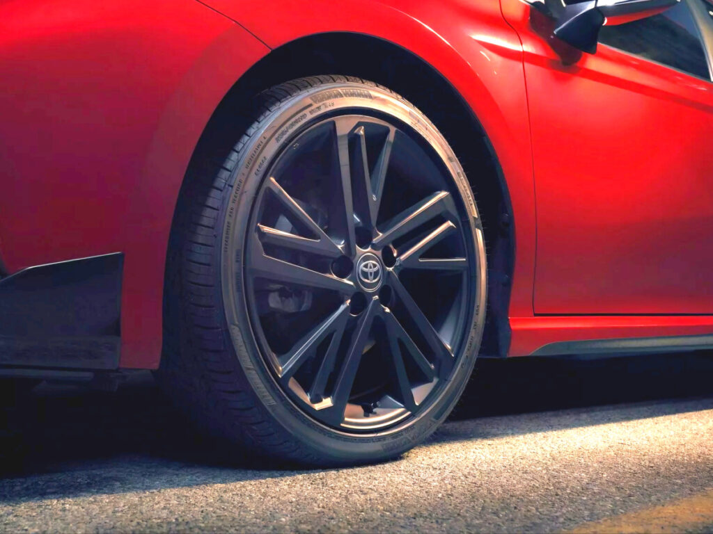 밋밋했던 디자인 '대격변'…현대차와는 다르다는 수입 중형 세단 1 Toyota Camry Nightshade Edition