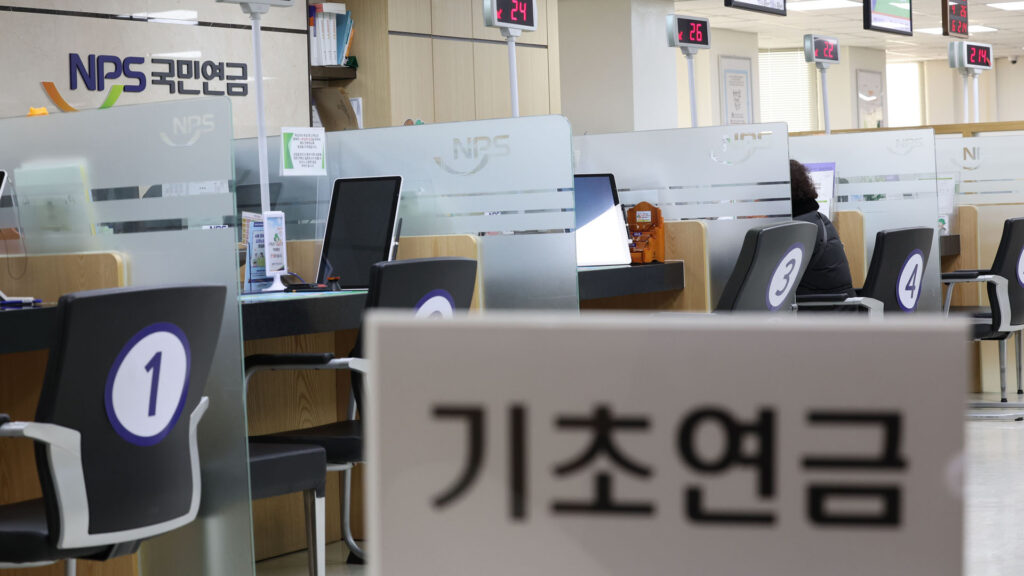 나랏살림 아낀다더니 "노인들만 벼랑 끝"...64% 폭증 예고에 5060 '발칵' 4 기초연금 노인 직격탄