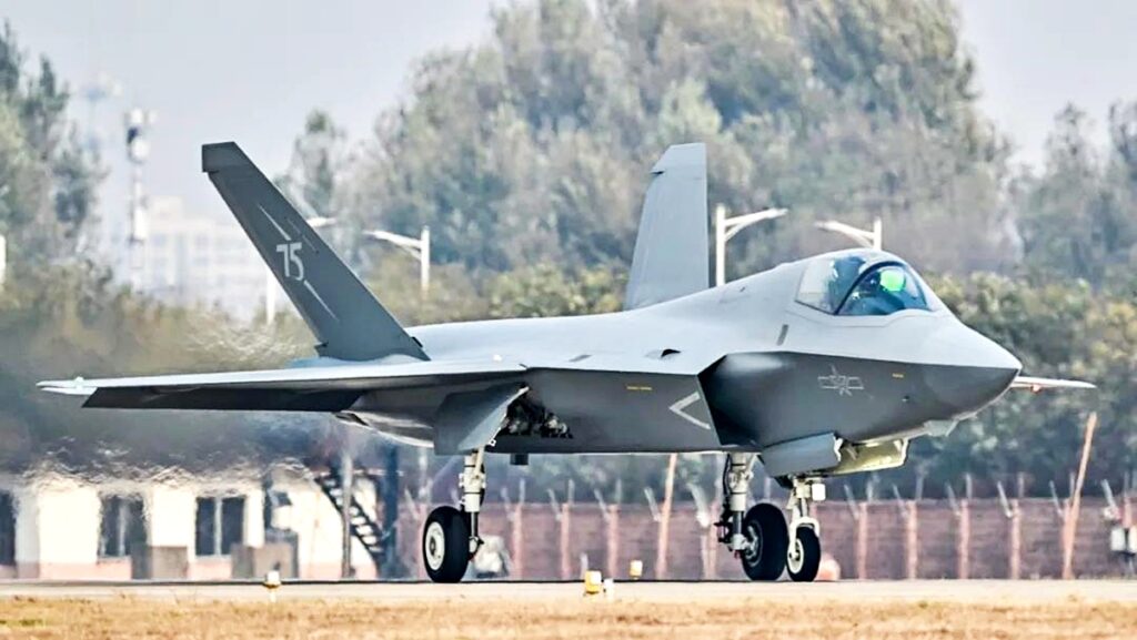 베일에 싸였던 중국판 F-35 "드디어 본모습 드러냈다"...진짜 이유 봤더니 '세상에나' 2 중국 전투기