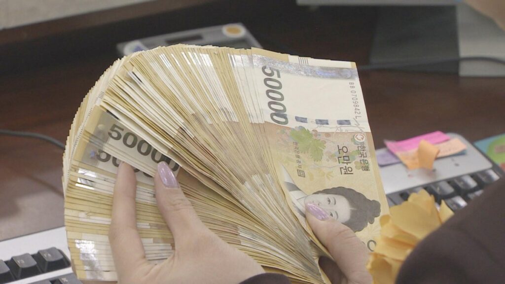 "천만원씩 내고 어떻게 살아"…한은 충격 시나리오에 서민들 '한숨 푹' 3 한국은행 분석 위기