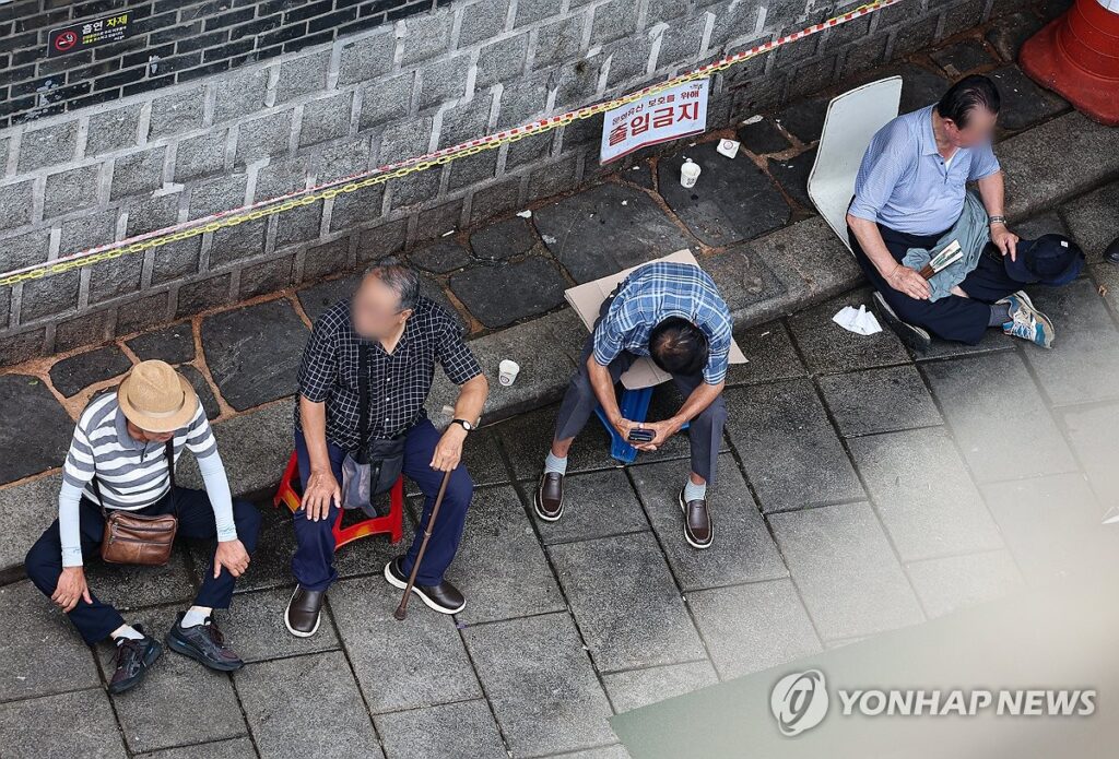 "천만원씩 내고 어떻게 살아"…한은 충격 시나리오에 서민들 '한숨 푹' 4 한국은행 분석 위기