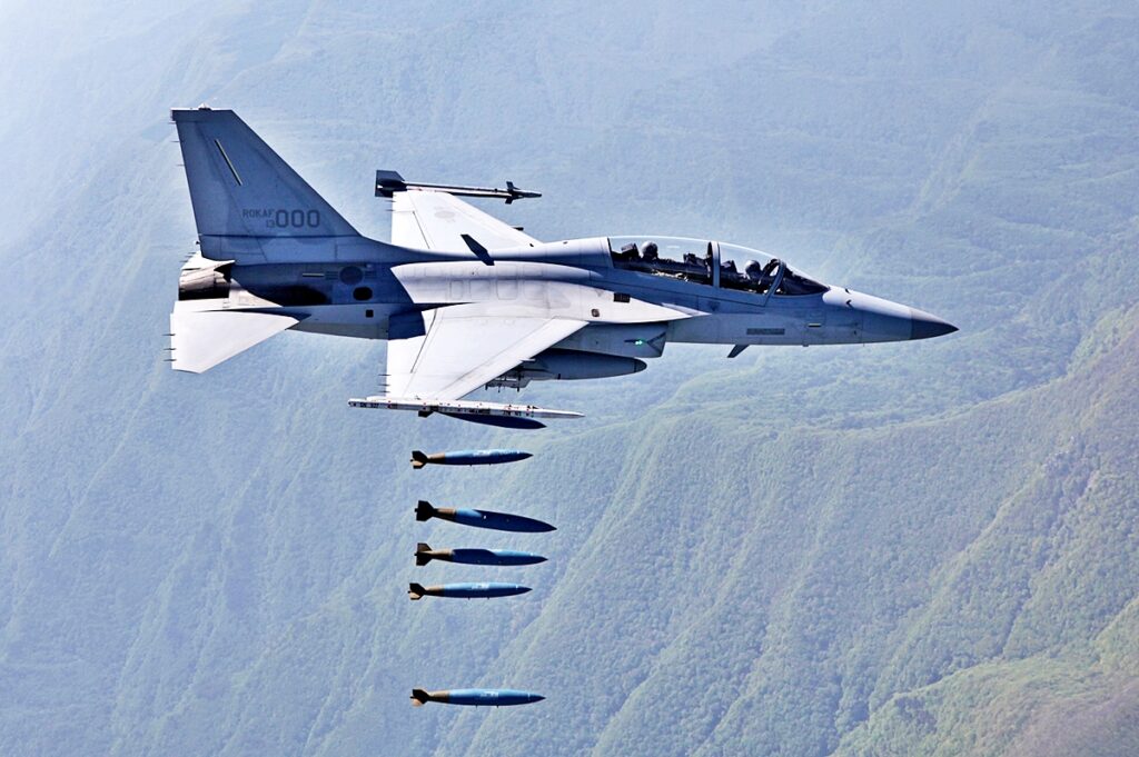 20년 넘게 단골이었는데 "한국산 구매 잠깐만요"…180도 돌변에 KF-21 '멘붕' 5 FA-50