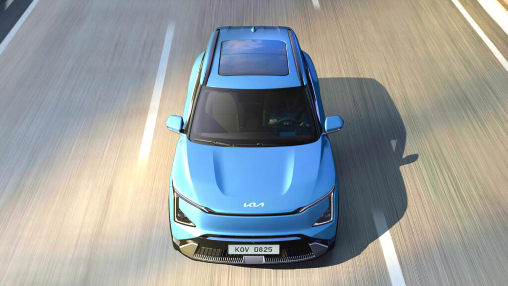 "머스크 논란이 기회로"…테슬라 침몰 지켜본 기아, EV5로 '승부수' 1 Kia EV5 Germany Singapore