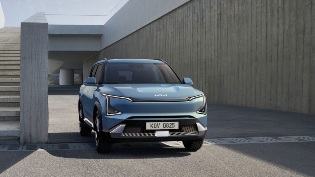 "머스크 논란이 기회로"…테슬라 침몰 지켜본 기아, EV5로 '승부수' 3 Kia EV5 Germany Singapore (3)