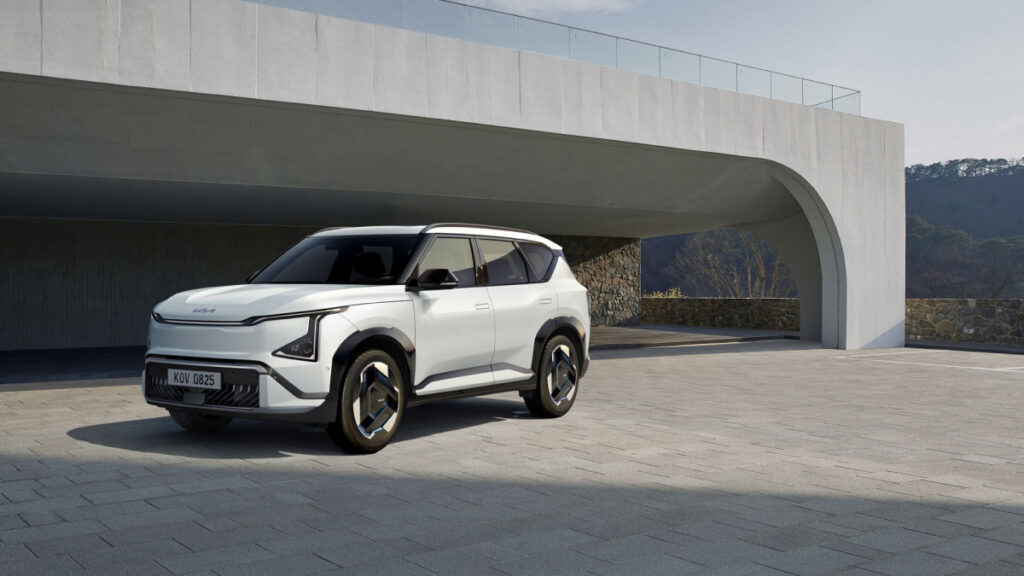 "머스크 논란이 기회로"…테슬라 침몰 지켜본 기아, EV5로 '승부수' 5 Kia EV5 Germany Singapore (5)