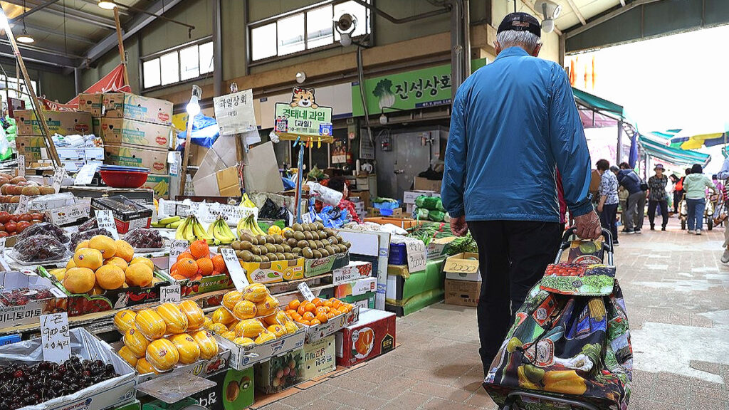 골목시장 살리겠다던 정책? "오히려 독 됐다"…7년간 이어온 '충격적 결과' 1 대형마트
